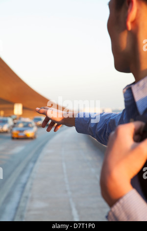 Junge Reisende ein Taxi außerhalb des Flughafens Stockfoto