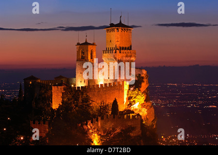 San Marino. Rocca Guaita, Guaita Tower in der Abenddämmerung. Monte Titano. Republik San Marino. Italien. Europa Stockfoto