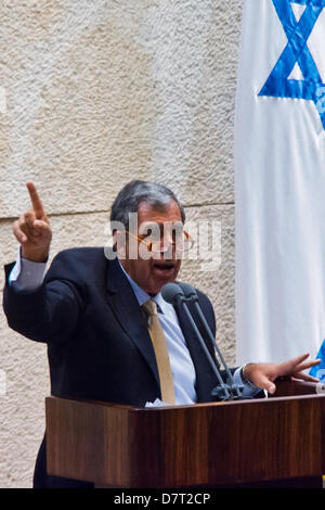 Jerusalem, Israel. 13. Mai 2013. Stellvertretender Finanzminister Mickey Levy antwortet auf fünf Vorschläge des Keinvertrauens von der Knesset-Opposition im Auftrag der Regierung vorgelegt. Alle Vorschläge scheiterten an Abstimmungen. Jerusalem, Israel. 13. Mai 2013.  Israelische Regierung kämpft gegen fünf Misstrauensantrag abgegebenen Opposition getrieben von geplanten wirtschaftlichen Kürzungen und geplanten Doppelhaushalt für 2013 / 14. Bildnachweis: Nir Alon/Alamy Live-Nachrichten Stockfoto