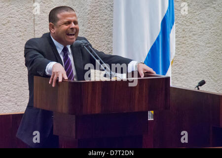Jerusalem, Israel. 13. Mai 2013. Knesset Mitglied Eitan Cabel sei einer der fünf Vorschläge Misstrauensantrag gegen die Regierung im Namen der Arbeitspartei Israels. Alle Vorschläge scheiterten an Abstimmungen. Jerusalem, Israel. 13. Mai 2013.  Israelische Regierung kämpft gegen fünf Misstrauensantrag abgegebenen Opposition getrieben von geplanten wirtschaftlichen Kürzungen und geplanten Doppelhaushalt für 2013 / 14. Bildnachweis: Nir Alon/Alamy Live-Nachrichten Stockfoto
