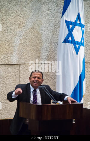 Jerusalem, Israel. 13. Mai 2013. Knesset Mitglied Eitan Cabel sei einer der fünf Vorschläge Misstrauensantrag gegen die Regierung im Namen der Arbeitspartei Israels. Alle Vorschläge scheiterten an Abstimmungen. Jerusalem, Israel. 13. Mai 2013.  Israelische Regierung kämpft gegen fünf Misstrauensantrag abgegebenen Opposition getrieben von geplanten wirtschaftlichen Kürzungen und geplanten Doppelhaushalt für 2013 / 14. Bildnachweis: Nir Alon/Alamy Live-Nachrichten Stockfoto
