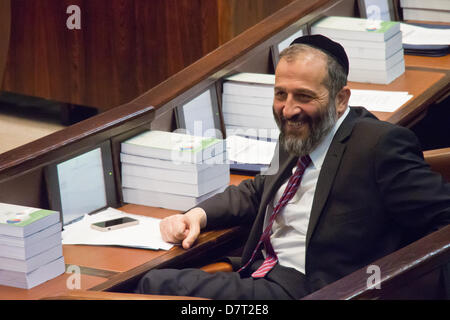 Jerusalem, Israel. 13. Mai 2013. Knesset Mitglied Aryeh Deri (Shas) schreit bei MK-Kabel von der Arbeitspartei Israels, wie der später einer der fünf Vorschläge Misstrauensantrag gegen die Regierung geltend macht. Alle Vorschläge scheiterten an Abstimmungen. Jerusalem, Israel. 13. Mai 2013.  Israelische Regierung kämpft gegen fünf Misstrauensantrag abgegebenen Opposition getrieben von geplanten wirtschaftlichen Kürzungen und geplanten Doppelhaushalt für 2013 / 14. Bildnachweis: Nir Alon/Alamy Live-Nachrichten Stockfoto