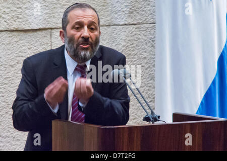 Jerusalem, Israel. 13. Mai 2013. Knesset Mitglied Aryeh Deri sei einer der fünf Vorschläge Misstrauensantrag gegen die Regierung im Namen der Schas-Partei. Alle Vorschläge scheiterten an Abstimmungen. Jerusalem, Israel. 13. Mai 2013.  Israelische Regierung kämpft gegen fünf Misstrauensantrag abgegebenen Opposition getrieben von geplanten wirtschaftlichen Kürzungen und geplanten Doppelhaushalt für 2013 / 14. Bildnachweis: Nir Alon/Alamy Live-Nachrichten Stockfoto