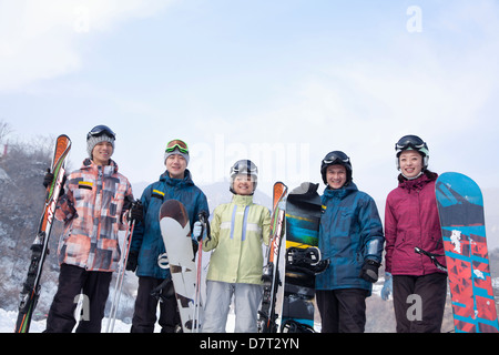 Gruppe von Snowboardern im Skigebiet, Porträt Stockfoto