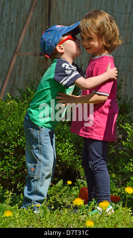 4 jährige kleine Jungen und Mädchen spielen auf dem Hinterhof Stockfoto