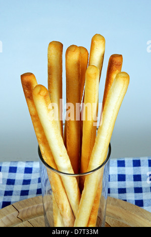 Grissini-Brot-Sticks in ein klares Glas. Stockfoto