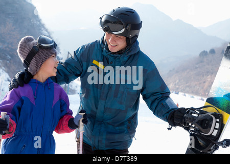 Vater und Sohn mit Skiausrüstung im Skigebiet Stockfoto