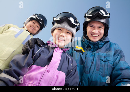 Familie im Skigebiet, niedrigen Winkel Ansicht Porträt Stockfoto