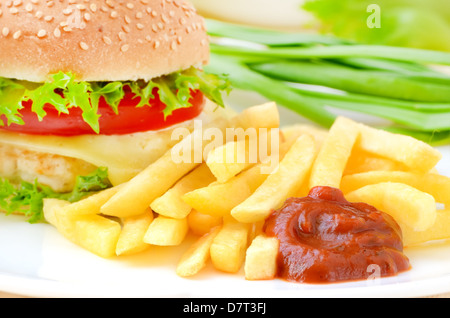 Pommes Frites mit Ketchup und hamburger Stockfoto