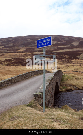 Brücke an der A93 auf die alte Militärstraße in den Highlands von Schottland mit einem Schild besagt nicht für Busse geeignet Stockfoto