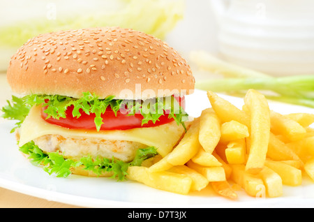 Pommes Frites und Hamburger auf weißen Teller Stockfoto