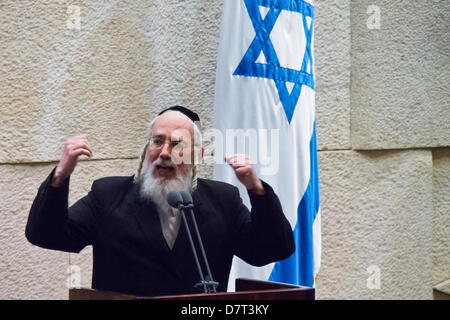 Jerusalem, Israel. 13. Mai 2013. Knesset Mitglied Israel Eichler sei einer der fünf Vorschläge Misstrauensantrag gegen die Regierung im Namen der Vereinigten Thora-Judentums. Alle Vorschläge scheiterten an Abstimmungen. Jerusalem, Israel. 13. Mai 2013.  Israelische Regierung kämpft gegen fünf Misstrauensantrag abgegebenen Opposition getrieben von geplanten wirtschaftlichen Kürzungen und geplanten Doppelhaushalt für 2013 / 14. Bildnachweis: Nir Alon/Alamy Live-Nachrichten Stockfoto