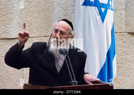 Jerusalem, Israel. 13. Mai 2013. Knesset Mitglied Israel Eichler sei einer der fünf Vorschläge Misstrauensantrag gegen die Regierung im Namen der Vereinigten Thora-Judentums. Alle Vorschläge scheiterten an Abstimmungen. Jerusalem, Israel. 13. Mai 2013.  Israelische Regierung kämpft gegen fünf Misstrauensantrag abgegebenen Opposition getrieben von geplanten wirtschaftlichen Kürzungen und geplanten Doppelhaushalt für 2013 / 14. Bildnachweis: Nir Alon/Alamy Live-Nachrichten Stockfoto