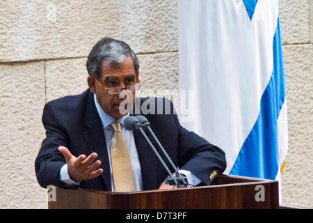 Jerusalem, Israel. 13. Mai 2013. Stellvertretender Finanzminister Mickey Levy antwortet auf fünf Vorschläge des Keinvertrauens von der Knesset-Opposition im Auftrag der Regierung vorgelegt. Alle Vorschläge scheiterten an Abstimmungen. Jerusalem, Israel. 13. Mai 2013.  Israelische Regierung kämpft gegen fünf Misstrauensantrag abgegebenen Opposition getrieben von geplanten wirtschaftlichen Kürzungen und geplanten Doppelhaushalt für 2013 / 14. Bildnachweis: Nir Alon/Alamy Live-Nachrichten Stockfoto