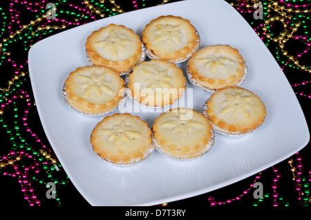 Mince Pies auf einem weißen Teller, umgeben von bunten Perlen. Stockfoto