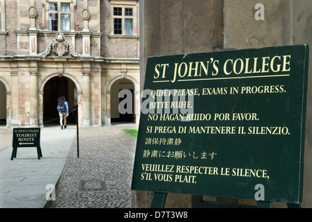 Mehrsprachige schild Cambridge University UK St Johns College touristische Route Anmelden nicht Englisch die meisten gemeinsame touristische Sprachen. HOMER SYKES Stockfoto