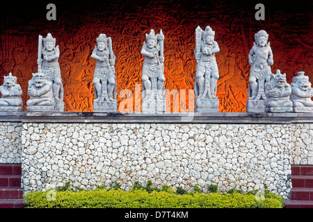 Eine Reihe von handgeschnitzten Steinskulpturen begrüßen Gäste, das 5-Sterne Nusa Dua Beach Hotel & Spa auf der Insel Bali in Indonesien in Südostasien. Stockfoto