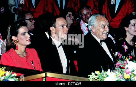 Rainier III, späte Prinz von Monaco, Uhren den jährlichen Monte Carlo Circus im Jahre 1990 mit seinen drei Erwachsene Kinder: Caroline, Prinz Albert und Stephanie. Stockfoto