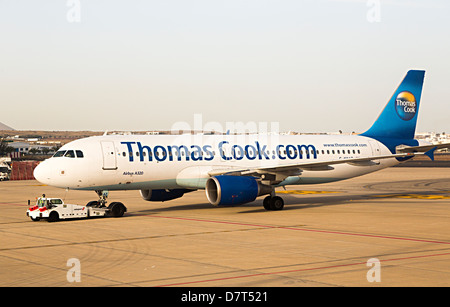 Thomas Cook-Flugzeug Airbus A320 am Start-und Landebahn, Lanzarote, Kanarische Inseln, Spanien Stockfoto