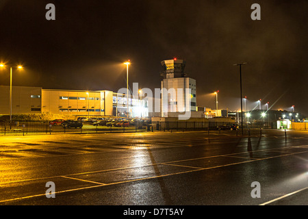 Bristol Flughafenparkplatz und Kontrollturm in der Nacht, UK Stockfoto