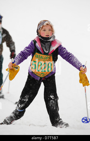 Eine junge Langläufer nähert sich das Ende des 2013 Mora Vasaloppet, 13 km Freistil Kategorie. Stockfoto