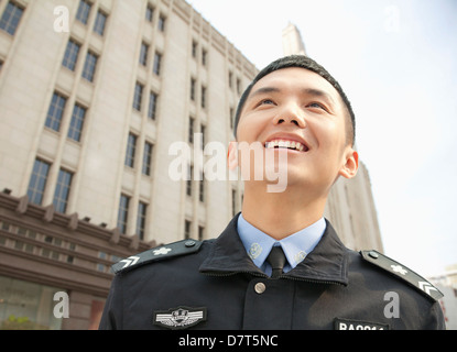 Polizist lächelnd, niedrigen Winkel Ansicht Stockfoto
