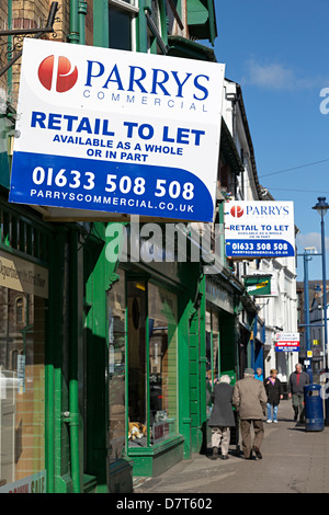 Ladengeschäft, lassen Schilder in der High Street, Abergavenny, Wales, UK Stockfoto