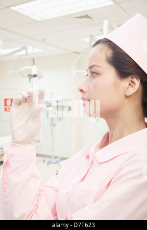 Porträt von Krankenschwester Holding A Spritze, Profil Stockfoto