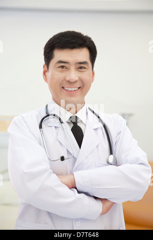 Portrait of Doctor stehend mit Arme gekreuzt Stockfoto