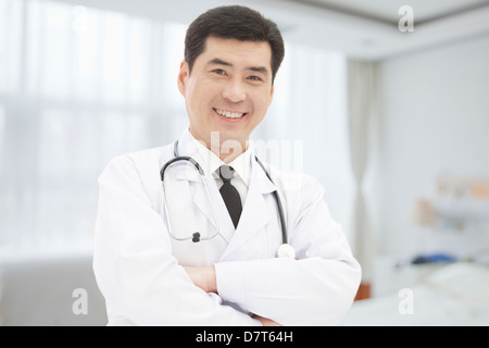 Portrait of Doctor stehend mit Arme gekreuzt Stockfoto