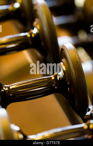 Satz von Gewichten in einen kleinen Fitnessraum. Stockfoto