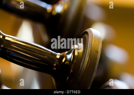 Satz von Gewichten in einen kleinen Fitnessraum. Stockfoto