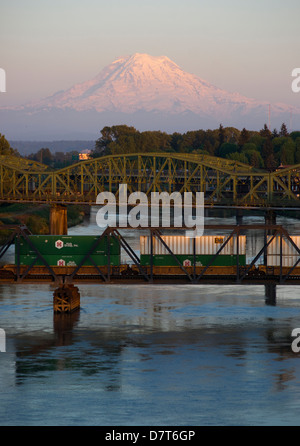 Puyallup River schlängelt sich von den Gletschern auf dem Mount Rainier unter Brücken durch Städte auf dem Weg zum Puget Sound Stockfoto