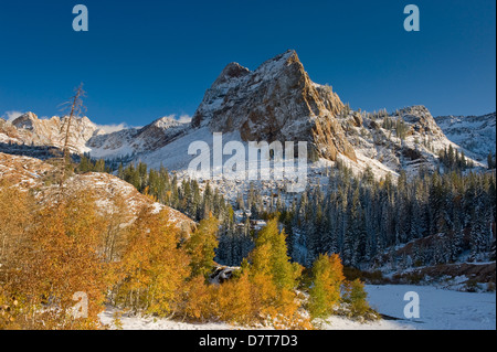 Lake Blanche Trail und Sonnenuhr Peak, Frühherbst Schnee, Uinta-Wasatch-Cache National Forest, Big Cottonwood Canyon, Utah, USA Stockfoto