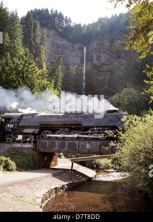 Portland Rose Union Pacific Railroad Lok Dampflok 844 pfeift vorbei Multnomah Falls Oregon Columbia River Schlucht hinab, Stockfoto