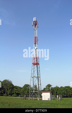 Antennen für mobile Kommunikation in einem eisernen Turm Stockfoto