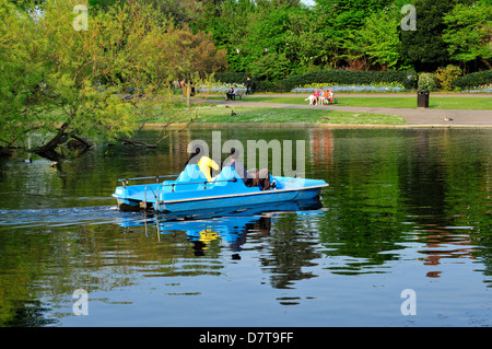 Ein paar auf einem Boot im Regents Park Lake, London, UK. Stockfoto