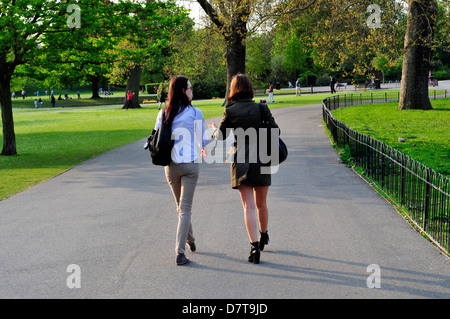 Zwei Frauen gehen im Regents Park, central London, UK. Stockfoto