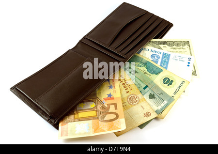 Banknoten aus wie ein Fächer in der Handtasche auf weißem Hintergrund Stockfoto