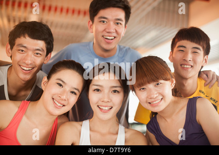 Gruppe junger Leute in der Turnhalle, Porträt Stockfoto