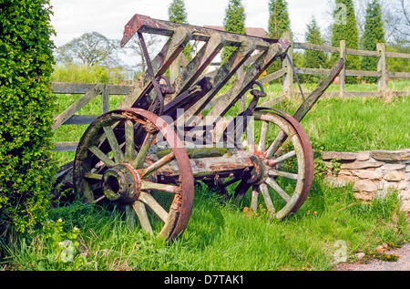 Alte hölzerne Pferdewagen mit rostigen Felgen Stockfoto