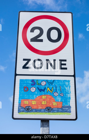 20, zwanzig MPH-Straßenschilder in der Nähe der Schule in Nordostengland, Großbritannien. LTN, Nachbarschaft mit geringem Verkehrsaufkommen, Zone mit geringem Verkehrsaufkommen... Konzept Stockfoto