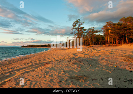 Einen spektakulären Sonnenaufgang über dem Ufer des Baikalsees, Russland Stockfoto