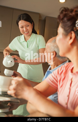 Eltern mit erwachsenen Tochter frühstücken Stockfoto