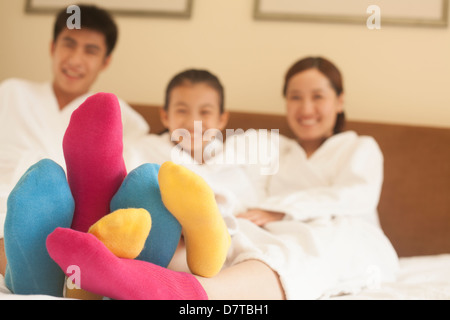 Familie mit bunt-Socken Stockfoto