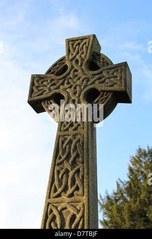 Keltischen Stil cross auf einem Friedhof in Lisvane Kirche, Lllanishen, Cardiff. Stockfoto