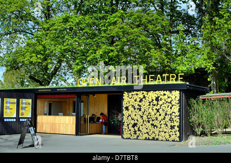 Eingang zum Open Air Theatre in London Regents Park Stockfoto