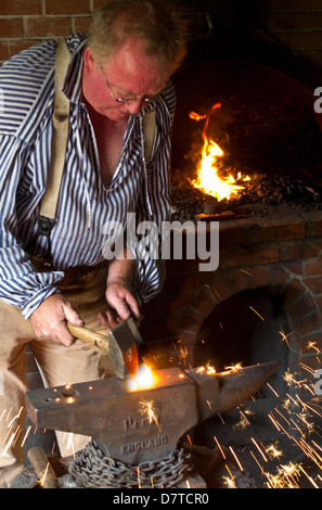 USA, Washington, Tacoma. Fort Nisqually Living History Museum, arbeitet Reenactor Smith in der Festung Schmied. (MR) Stockfoto