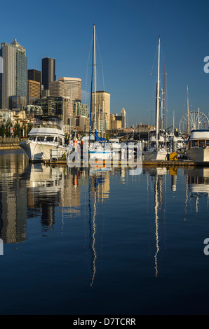 USA, Washington, Seattle. Hafen und die Skyline über Boote in der Pier 66 Bell Harbor Marina angesehen. Stockfoto