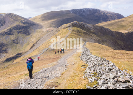 Wanderer zu Fuß vom Grisedale Pike in Richtung Hopegill Kopf im Lake District Stockfoto